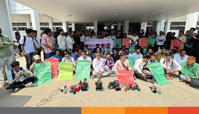 নাটোরে সাংবাদিকদের ওপর বরখাস্তকৃত এসপির হামলা