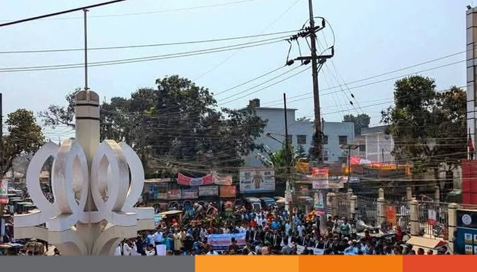 নীলফামারী মেডিকেল কলেজ বন্ধ ও ষড়যন্ত্রের প্রতিবাদে শিক্ষার্থী ও সাধারণ জনগণের মানববন্ধন