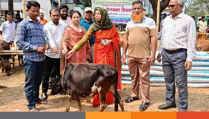নেত্রকোণায় ক্ষুদ্র নৃ-গোষ্ঠির মাঝে গবাদি পশু বিতরণ