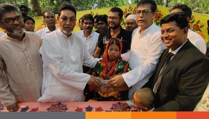 বরগুনার আলোচিত মন্টু দাসের পরিবারের খোঁজ নিতে জামাত-বিএনপি নেতা কর্মীরা।