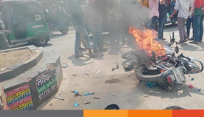 বরিশালে ২ সাংবাদিককে পিটিয়েছে ছাত্রদল নেতারা মোটরসাইকেলে অগ্নিসংযোগ বরিশালে ২ সাংবাদিককে পিটিয়েছে ছাত্রদল নেতারা : মোটরসাইকেলে অগ্নিসংযোগ