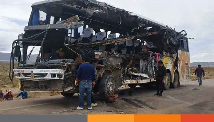 বলিভিয়ায় ২ বাসের সংঘর্ষে নিহত ৩৭, বেঁচে গেলেন ২ চালক বলিভিয়ায় ২ বাসের সংঘর্ষে নিহত ৩৭, বেঁচে গেলেন ২ চালক