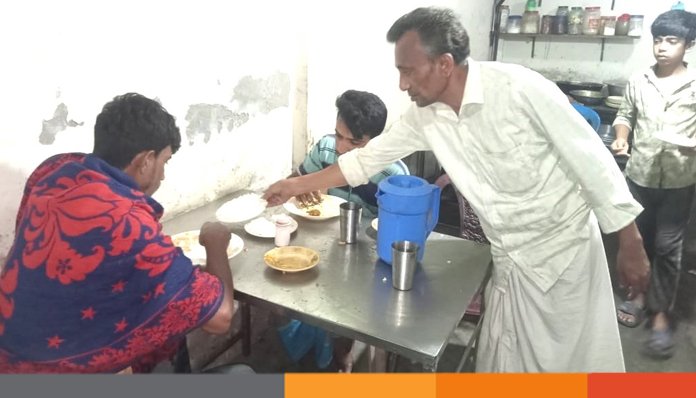 বিনামূল্যে সেহেরী খাইয়ে প্রশংসায় ভাসছেন চায়ের দোকানী মঞ্জু