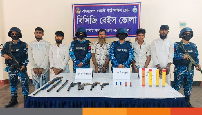 ভোলায় দেশীয় আগ্নেয়াস্ত্র ও গোলা সহ ০৫ দুর্ধর্ষ ডাকাত আটক