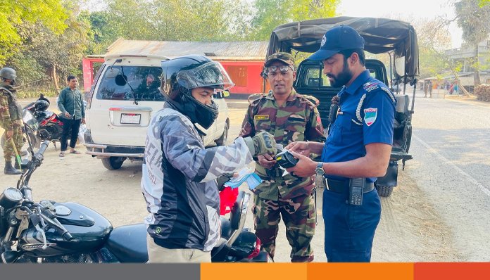 মেহেরপুরে সড়কের শৃঙ্খলা ফেরাতে যৌথ বাহিনীর অভিযান, ৯ মোটরসাইকেল আরোহীকে জরিমানা