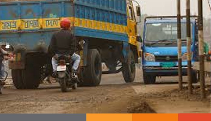 যশোর-খুলনা মহাসড়কে দখল রাজত্ব, গাড়ির যন্ত্রাংশে ভরা রাস্তার ২ লেন