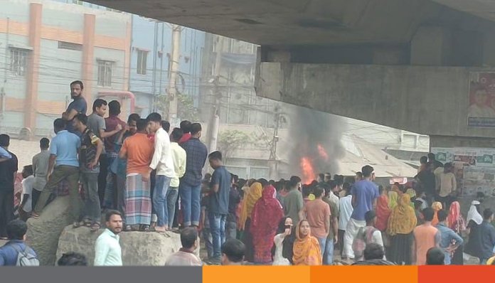 শ্রমিকদের মহাসড়ক অবরোধ-গাড়িতে আগুন, কয়েকটি কারখানায় ছুটি ঘোষণা
