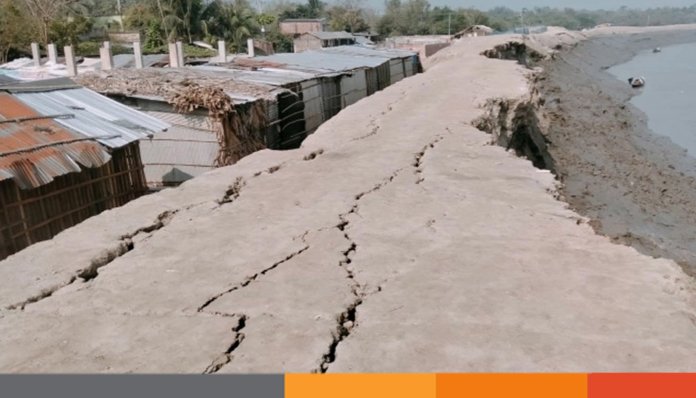 সাতক্ষীরায় মরিচ্চাপ নদীর বাঁধে ভয়াবহ ভাঙন, আতঙ্কে এলাকাবাসী