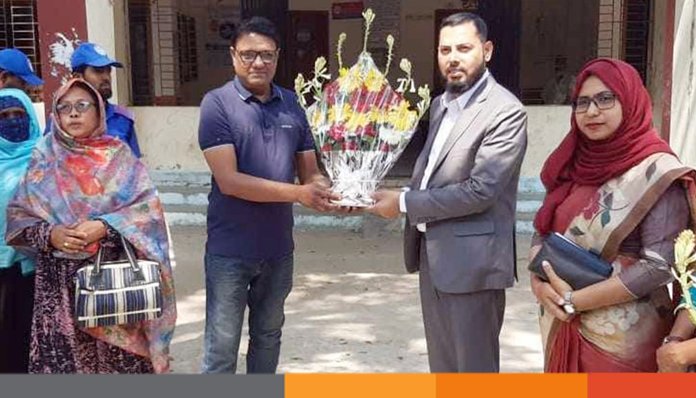 ‘ডিসির পাশে’ মামলার আসামি, খুঁজে পায় না পুলিশ!