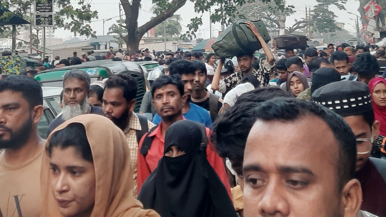 ঈদের ছুটি শেষে রাজধানীতে ফিরতে শুরু করেছে মানুষ