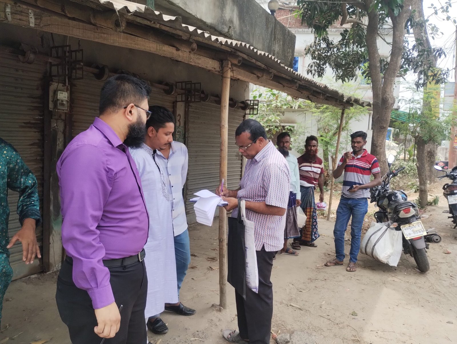 জয়পুরহাটে ৭টি প্রতিষ্ঠানসহ জরিমানা ৫৩ হাজার ৯০০ টাকা ও দইজনকে কারাদণ্ড