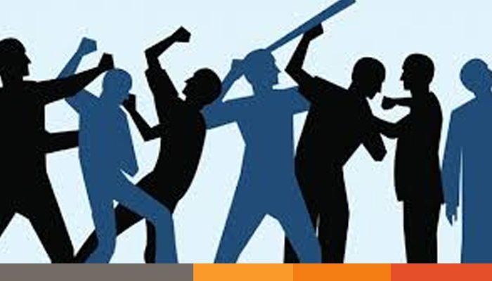 চাঁদপুরে সিগারেট খাওয়াকে কেন্দ্র করে মাইকে ঘোষণা দিয়ে দুপক্ষের সংঘর্ষ, আহত ২০