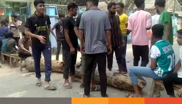 অতিরিক্ত ভাড়া আদায়ের প্রতিবাদে আক্কেলপুরে সড়ক অবরোধ