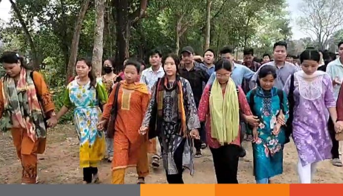 অপহৃত চবি শিক্ষার্থীদের মুক্তি দাবিতে রাঙামাটি সরকারি কলেজে বিক্ষোভ অপহৃত চবি শিক্ষার্থীদের মুক্তি দাবিতে রাঙামাটি সরকারি কলেজে বিক্ষোভ