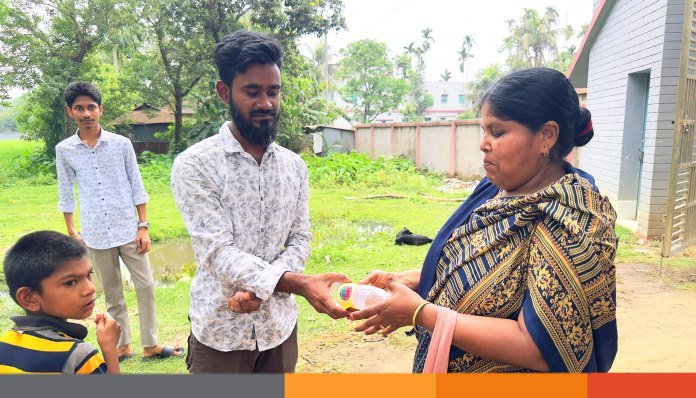 অভিভাবকদের হাতে পানি ও খাবার স্যালাইন পাঠালেন ব্যারিস্টার কায়সার কামাল