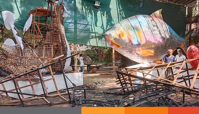 আগুনে পুড়ে ছাই শোভাযাত্রার মোটিফ ‘ফ্যাসিবাদের মুখাকৃতি’ ও ‘শান্তির পায়রা’ আগুনে পুড়ে ছাই শোভাযাত্রার মোটিফ ‘ফ্যাসিবাদের মুখাকৃতি’ ও ‘শান্তির পায়রা’