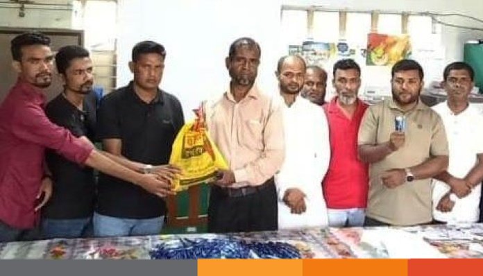 এসএসসি পরীক্ষার্থীদের জন্য কলম উপহার দিলেন বিএনপির নেতা