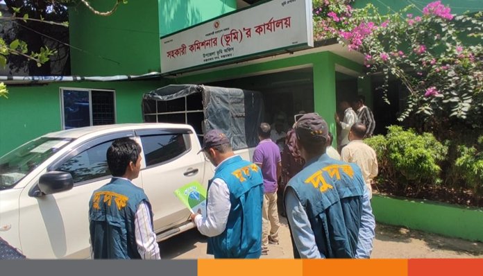 কক্সবাজার সদর উপজেলা ভুমি অফিসে অভিযান চালিয়েছে দুর্নীতি দমন কমিশন (দুদক)। 