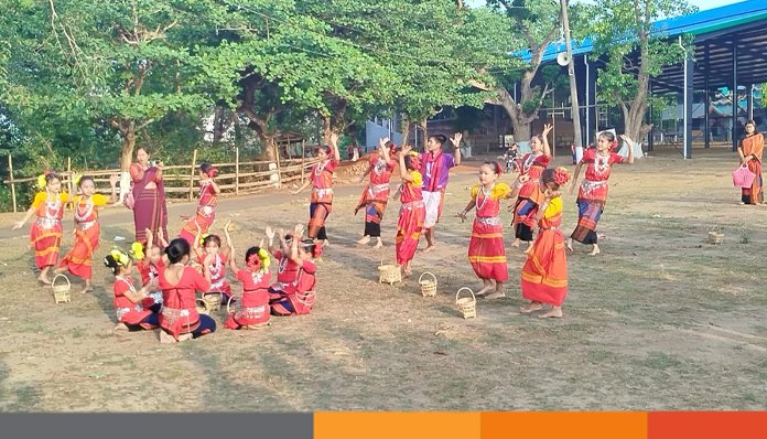 কাপ্তাই হ্রদে ভাসল বিঝুর ফুল