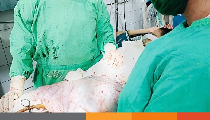 কিশোরীর পেট থেকে অপসারণ হলো ১৫ কেজি ওজনের টিউমার!