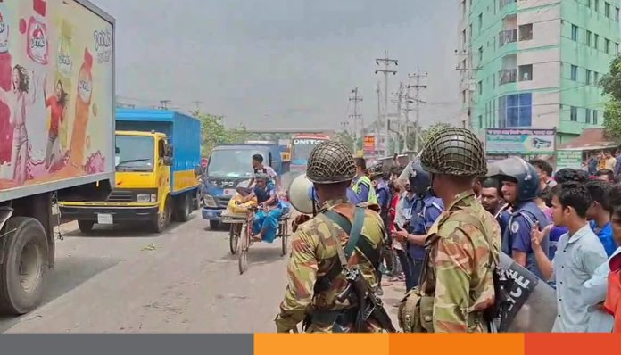 গাজীপুরে শ্রমিকদের সড়ক অবরোধ, বিক্ষোভ