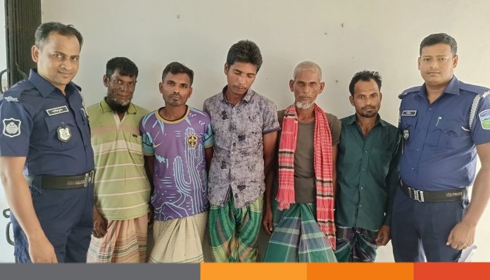 চা স্টলে জমেছিল জুয়ার আসর, নেত্রকোনায় পুলিশের অভিযানে আটক-৫ চা স্টলে জমেছিল জুয়ার আসর, নেত্রকোনায় পুলিশের অভিযানে আটক-৫