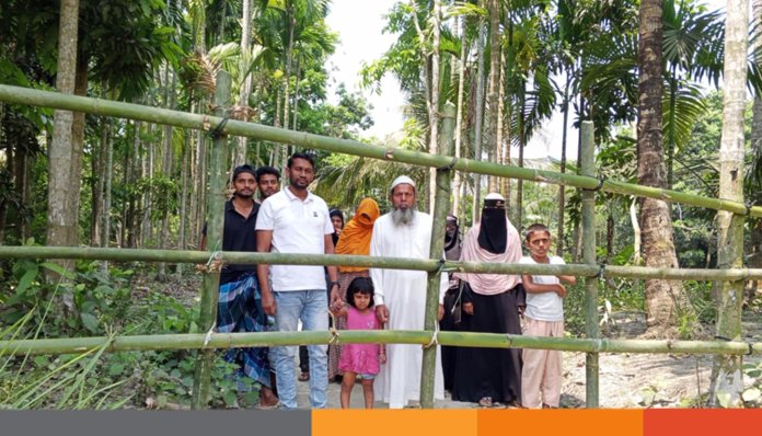 চাঁদপুরের ফরিদগঞ্জে বাশেঁর বেড়া দিয়ে চলাচলের পথ অবরুদ্ধ: বিপাকে কয়েকটি পরিবার