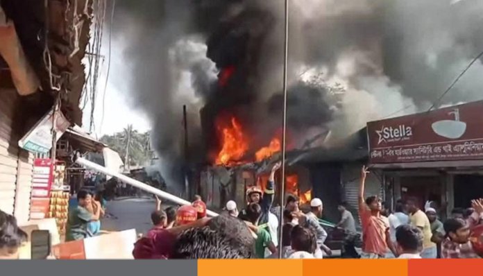 চাঁদপুরের মুন্সিরহাটে ভয়াবহ অগ্নিকাণ্ড, ১০ টি দোকান পুড়ে ছাঁই, নিঃস্ব ব্যবসায়ীরা
