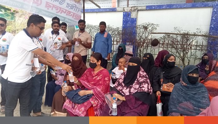 ছাত্রদলের হেল্প ডেস্কের সেবায় খুশি এসএসসি পরীক্ষার্থী ও অভিভাবকরা ছাত্রদলের হেল্প ডেস্কের সেবায় খুশি এসএসসি পরীক্ষার্থী ও অভিভাবকরা