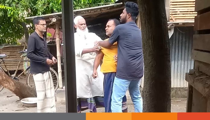 ঝিনাইদহে জমি নিয়ে বিরোধের জেরে ব্যবসায়ীর বাড়িতে হামলা, লুটপাট ঝিনাইদহে জমি নিয়ে বিরোধের জেরে ব্যবসায়ীর বাড়িতে হামলা, লুটপাট