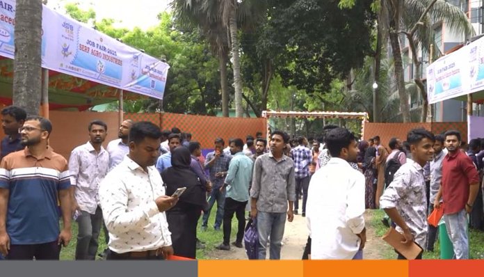 ঝিনাইদহে প্রথমবারের মতো চাকরি মেলায় উপচে পড়া ভীড়