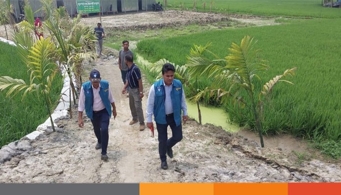 ঠাকুরগাঁওয়ে গায়েবী মাদ্রাসায় দুদকের অভিযান ঠাকুরগাঁওয়ে গায়েবী মাদ্রাসায় দুদকের অভিযান, কিন্ডারগার্টেন শিক্ষার্থীদের বসানো হলো মাদরাসায়