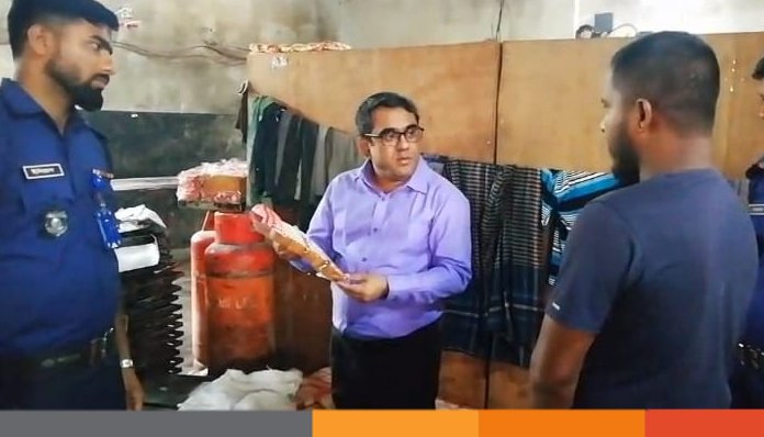 দামুড়হুদায় ভোক্তা অধিকার অধিদপ্তরের অভিযান, হাসিনা ফুড ফ্যাক্টরিকে ৪০ হাজার টাকা জরিমানা