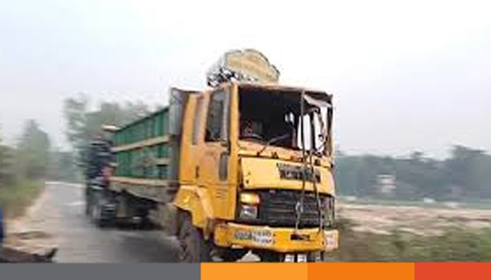 নওগাঁয় ট্রাককে সাইড দিতে গিয়ে ভ্যান উল্টে বৃদ্ধ নিহত