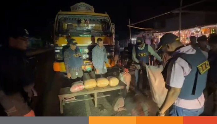 নাটোরে বিপুল পরিমাণ গাঁজাসহ তিনজন আটক