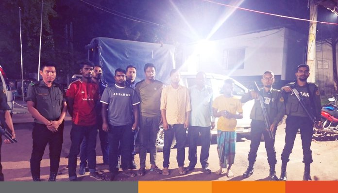 ফেনীতে অবৈধভাবে সরকারি জমির মাটি কাটায় ছয়জনের কারাদণ্ড দিয়েছেন ভ্রাম্যমাণ আদালত।