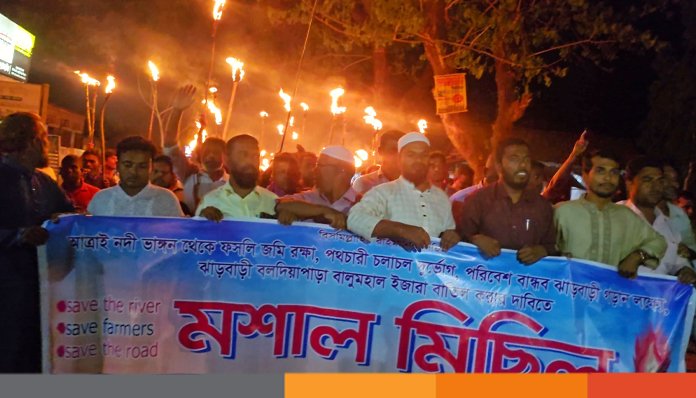 বালুমহাল বন্ধের দাবিতে দিনাজপুরের খানসামা মশাল মিছিল