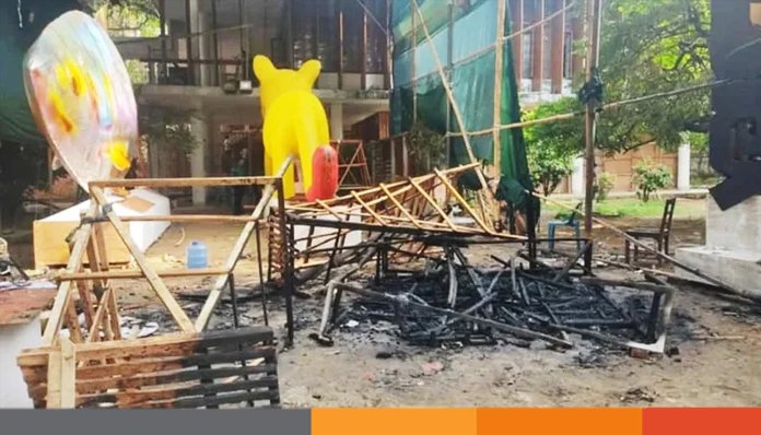 মাস্ক পরে ‘ফ্যাসিবাদের মুখাকৃতিতে’ দেওয়া হয় আগুন
