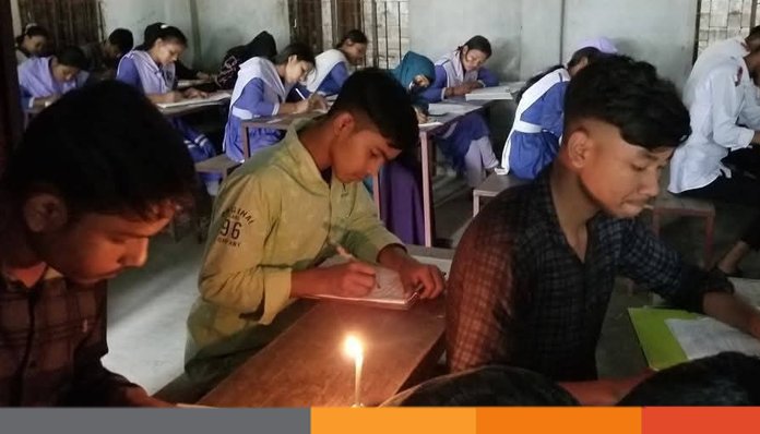 মোমবাতির আলোয় এসএসসি পরীক্ষা মোমবাতির আলোয় এসএসসি পরীক্ষা