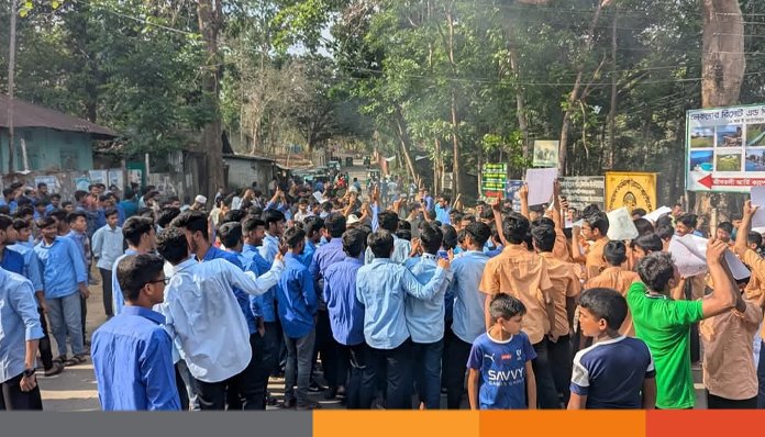 রাঙামাটিতে টায়ার জ্বালিয়ে পলিটেকনিক শিক্ষার্থীদের সড়ক অবরোধ