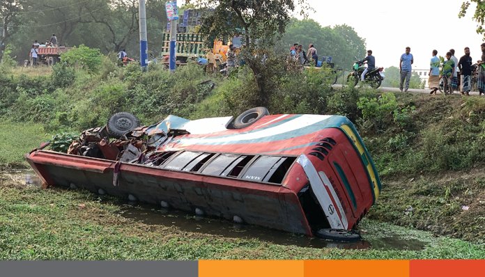 রাজশাহীতে দুটি বাস ও ট্রাকের সংঘর্ষে নিহত ৩, আহত অর্ধশত