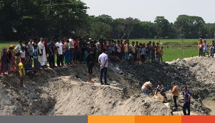 শিবপুরে পুকুর খনন করার সময় মাটির নিচ থেকে বেড়িয়ে এলো অজ্ঞাত মরদেহ শিবপুরে পুকুর খনন করার সময় মাটির নিচ থেকে বেড়িয়ে এলো অজ্ঞাত মরদেহ