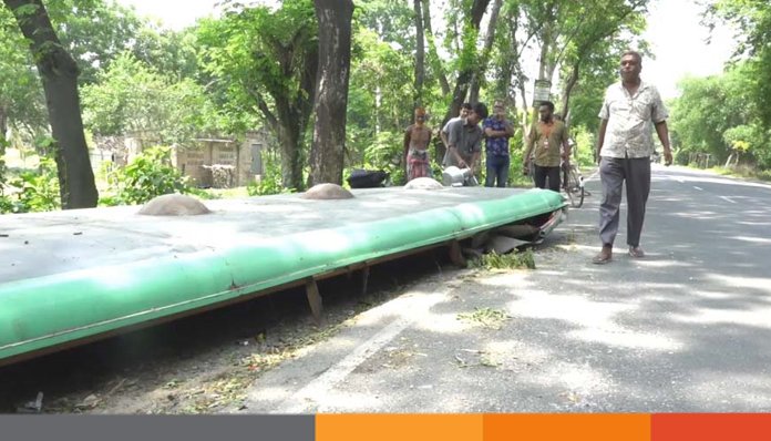 শৈলকূপায় বাস নিয়ন্ত্রণ হারিয়ে খাদে, ছাদ গাছের ডালে