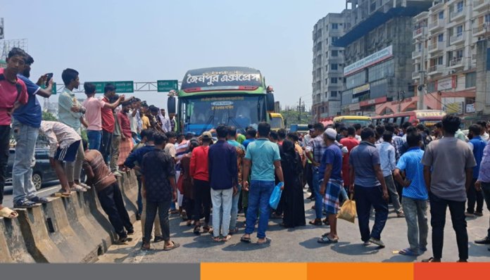 সিদ্ধিরগঞ্জে পোশাক শ্রমিকদের সড়ক অবরোধ, পরিবহন শ্রমিকদের বিরুদ্ধে মারধরের অভিযোগ