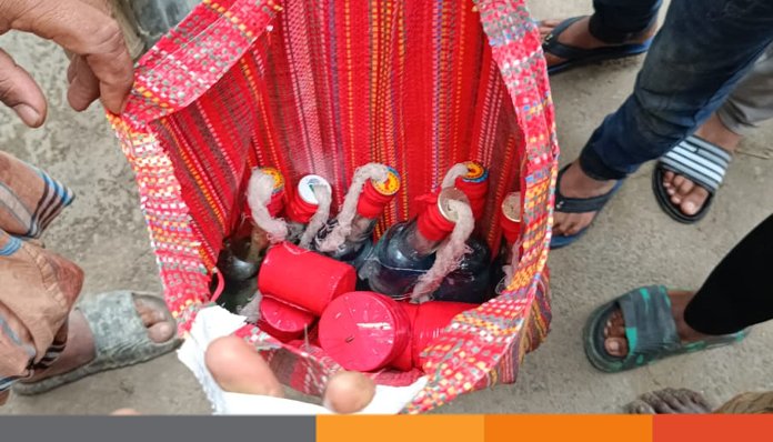 সৈয়দপুরে স্বেচ্ছাসেবকদল নেতারবাড়ি থেকে ৫টি পেট্রোল বোমা উদ্ধার সৈয়দপুরে স্বেচ্ছাসেবকদল নেতারবাড়ি থেকে ৫টি পেট্রোল বোমা উদ্ধার