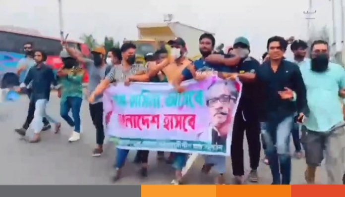 সোনারগাঁয়ে নিষিদ্ধ সংগঠন ছাত্রলীগের ঝটিকা মিছিল, তাৎক্ষণিক একই জায়গায় বিএনপির প্রতিবাদ।