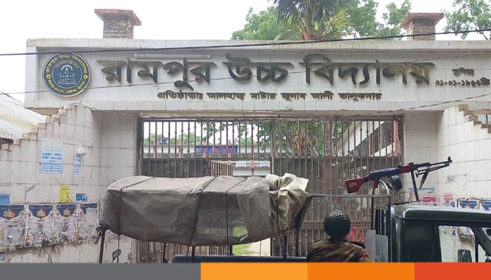 হাজীগঞ্জে গণিত পরীক্ষা খারাপ হওয়ায় পরীক্ষার্থীদের কেন্দ্র ভাংচুর