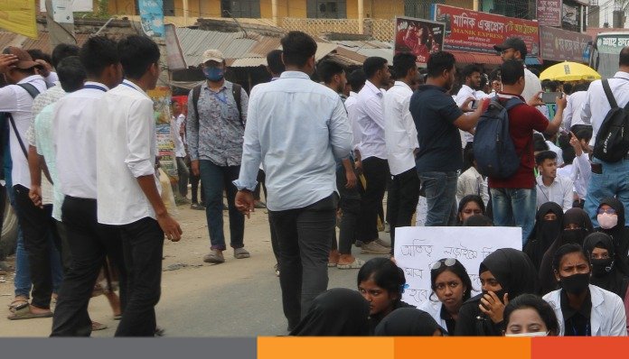 ৬ দফা দাবিতে সড়ক অবরোধ করে নওগাঁ পলেটিকনিক শিক্ষার্থীদের বিক্ষোভ