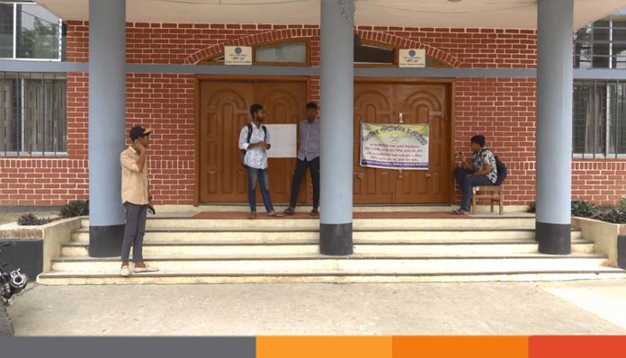 ৬ দফা দাবীতে ঝিনাইদহ পলিটেকনিকে দ্বিতীয় দিনের মতো শাটডাউন চলছে ৬ দফা দাবীতে ঝিনাইদহ পলিটেকনিকে দ্বিতীয় দিনের মতো শাটডাউন চলছে