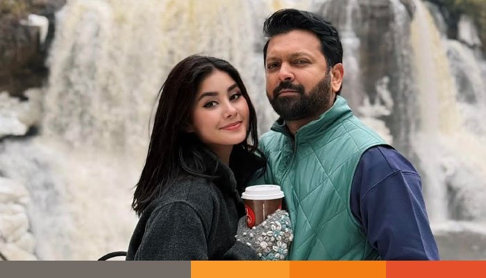 রোজার কাঁধে হাত রেখে বৃষ্টিতে ভিজছেন তাহসান